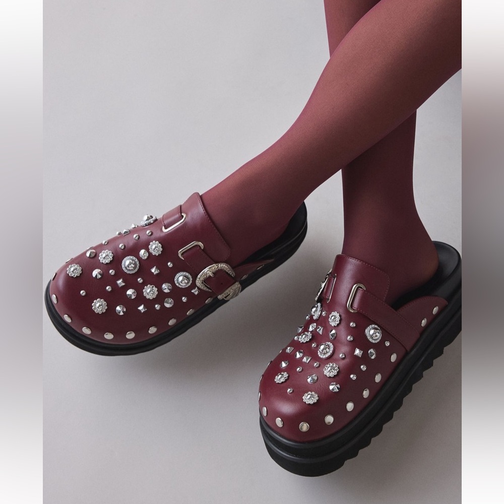 NWT Azalea Wang Swiftly Studded Platform Clog